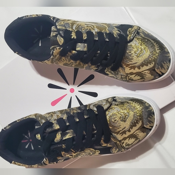 Isaac Mizrahi Black And Gold Sneakers. Eye Catching Design. - Picture 4 of 5